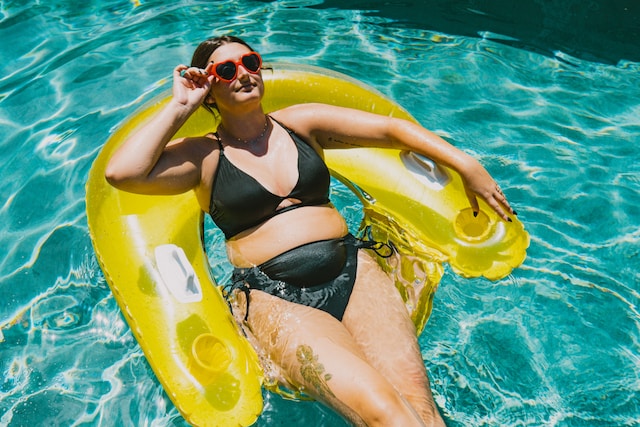 La beauté d'une piscine en bord de mer